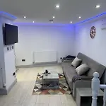 Cosy Serviced 1 Bedroom Apartment In London