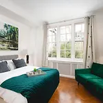 **Authentic & Spacious 5 Bed Apartment/Hyde Park**