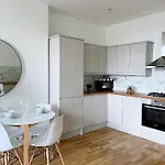 Modern&light 2 bed flat in SW2