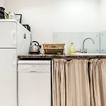 Bright 2 Bedroom 2 Bath Garden Flat In Victoria