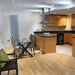 2 Bed Waterfront Luxury Apartment, London E14