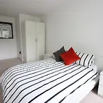 Spacious And Airy 1 Bedroom Flat - Great Location