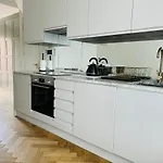 Stylish 1 Bedroom Designer Apartment