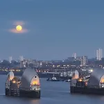 Large Double Room Overlooking The Thames