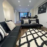 Central London, Jaccuzzi,Newbuild, 2 Bedrooms Two Baths