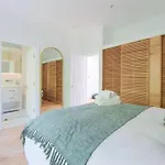 Stunning Two Bed Apartment Rh8