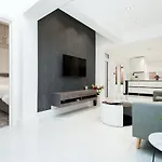 Luxury Escapes @ London Victoria