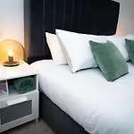Lovely 1-Bedroom Condo With River & City View.