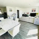 Modern Penthouse Flat With Free Indoor Parking