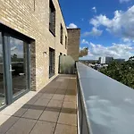 Modern Penthouse Flat With Free Indoor Parking