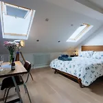 Luxury And Bright Bedrooms In Queens Park