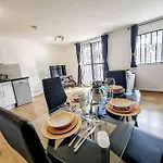 Comfy 2 Bed Flat With Free Parking, Close To Tube