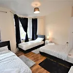 Cheerful 3 Bedroom Home In Greater London