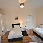 Cheerful 3 Bedroom Home In Greater London