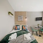 Cosy Heathrow Studios - Parking - Garden