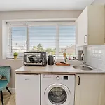 Cosy Heathrow Studios - Parking - Garden