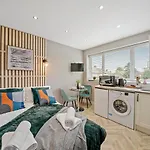 Cosy Heathrow Studios - Parking - Garden