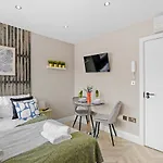 Cosy Heathrow Studios - Parking - Garden