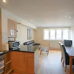 Cosy 2-Bed 2 Bathroom Apartment In London