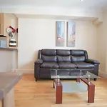 Cosy 2-Bed 2 Bathroom Apartment In London