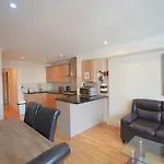 Cosy 2-Bed 2 Bathroom Apartment In London