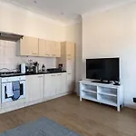 Two Bedroom Apartment In Tooting