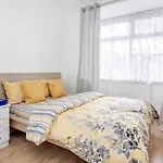 Impeccable And Welcoming 3-Bed House In London