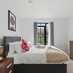 Lovely 1 Bedroom With Outdoor Space