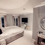 Lovely 4/Bdr Penthouse W/ Lovely Views