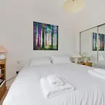 Superb Apartment With Terrace Near The River In Putney By Underthedoormat