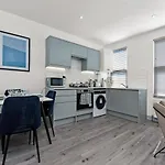 Amazing 2 Bedroom Apartment In Greater London
