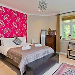 Delightful Apartment In Prime Location Near Hampstead Heath By Underthedoormat