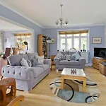 Delightful Apartment In Prime Location Near Hampstead Heath By Underthedoormat