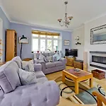 Delightful Apartment In Prime Location Near Hampstead Heath By Underthedoormat