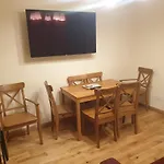 London Luxury 3 Bedroom Flat 1Min Walk From Underground, With Free Parking Sleeps X10
