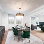 \' Luxury & Spacious Airconditioned 4 Bed 4 Bath Apartment \'