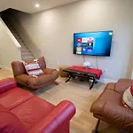 Stunning New 3Bd Home, Fiber Internet Free Parking
