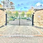 Verwood Lodge Entire Apartment With Free Gated Parking On The Island