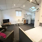 Cosy Apt 5Mins Walk From Station