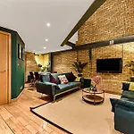 Spacious 2 Bed Urban Jungle Flat, Central London