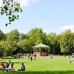 Large London Apartment Near Portobello Market, Notting Hill