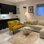 Elegant 2 Bed Flat In Chiswick
