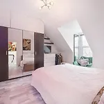 Stylish, Modern, Kensington Apartment