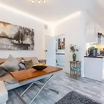 Stylish, Modern, Kensington Apartment