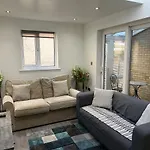 Three Bedroom House In Tooting By Star Apartments London