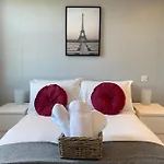 Charming & Bright 2-Bed Apt Close To Station
