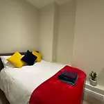 Modern & Elegant Central London Apartment Two Minutes From Train Station
