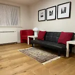 Morden Flat Close To Dlr Station With Free Parking