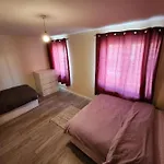 Close To Central London - 4 Bedroom House, 8 Beds, Sleepps 14, Free Parking