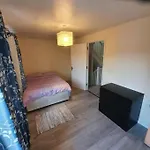 Close To Central London - 4 Bedroom House, 8 Beds, Sleepps 14, Free Parking